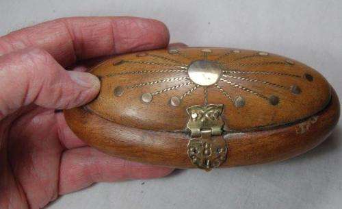 Stunning Vintage Wooden Trinket Box with Brass Inlay 135mm X 70mm X 40mm