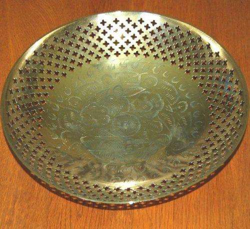 Stunning Large Brass Fruit Bowl on a stand. - Diameter 300mm Height 70mm