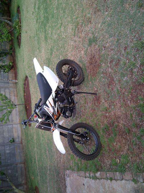 Big Boy Zooka 2010 model 125 cc with a helmet wort R700