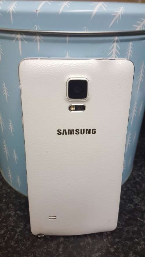 Samsung Note 4 white in colour. 5.7 inch