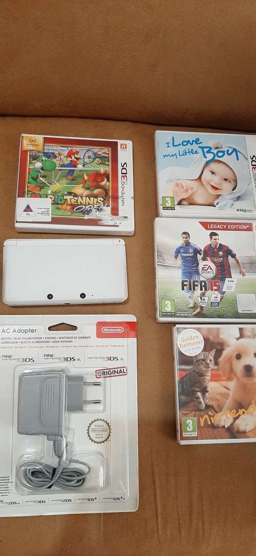 Nintendo 3DS White with 4 games ( no stylus)