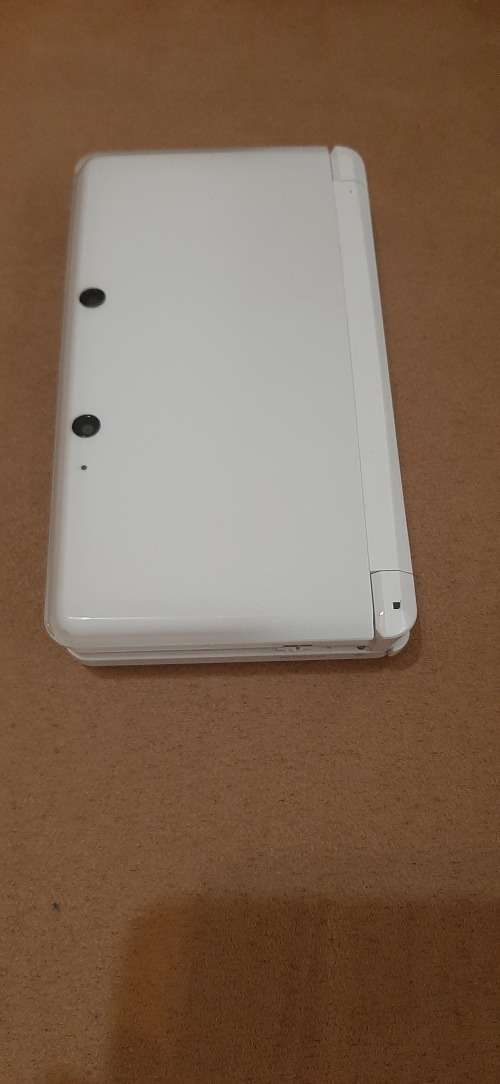 Nintendo 3DS White with 4 games ( no stylus)