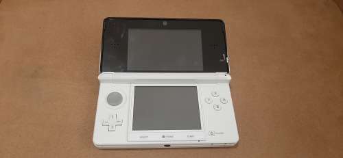 Nintendo 3DS White with 4 games ( no stylus)