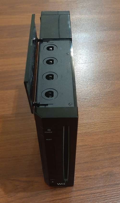 Nintendo Wii console ( Good Condition with 1 controller and all cables)