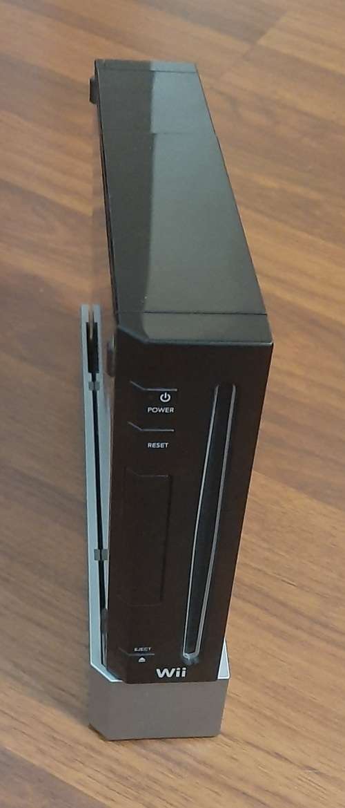 Nintendo Wii console ( Good Condition with 1 controller and all cables)