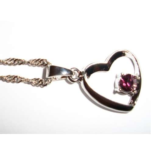 Heart-shaped pendant necklace