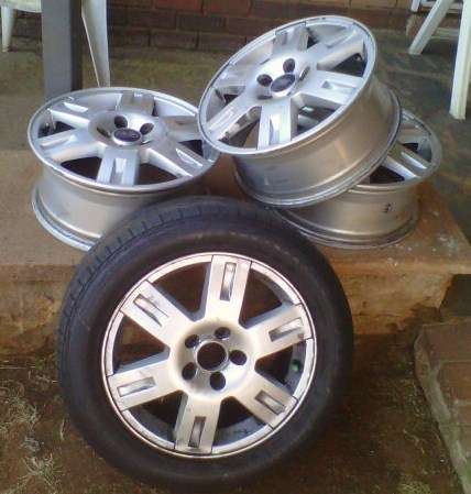 SET4 16 INCH 5 STUD MAG RIMS