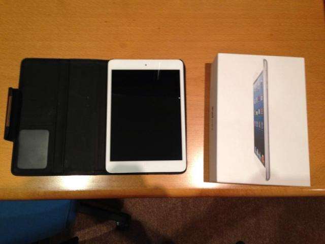 Apple iPad Mini 16GB Wifi White with Cover