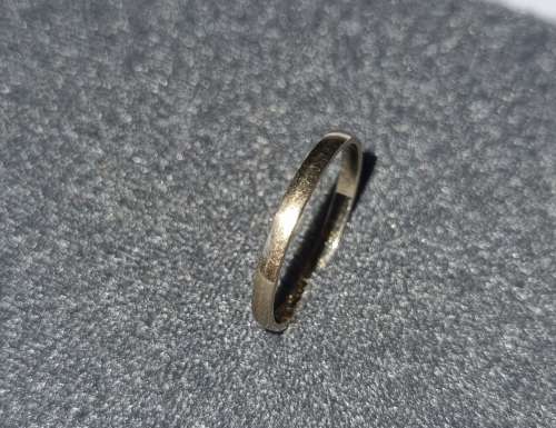 9ct YELLOW GOLD 2mm WEDDING BAND with free ammonite