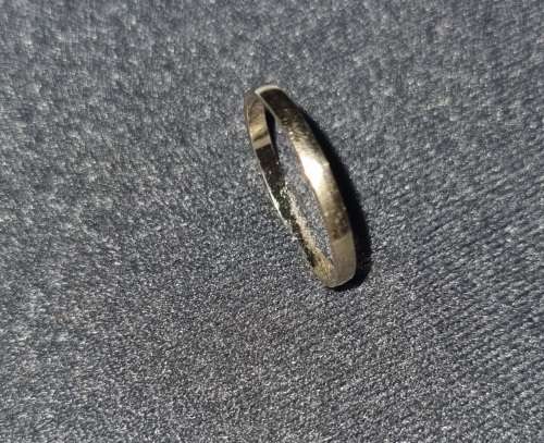 9ct YELLOW GOLD 2mm WEDDING BAND with free ammonite