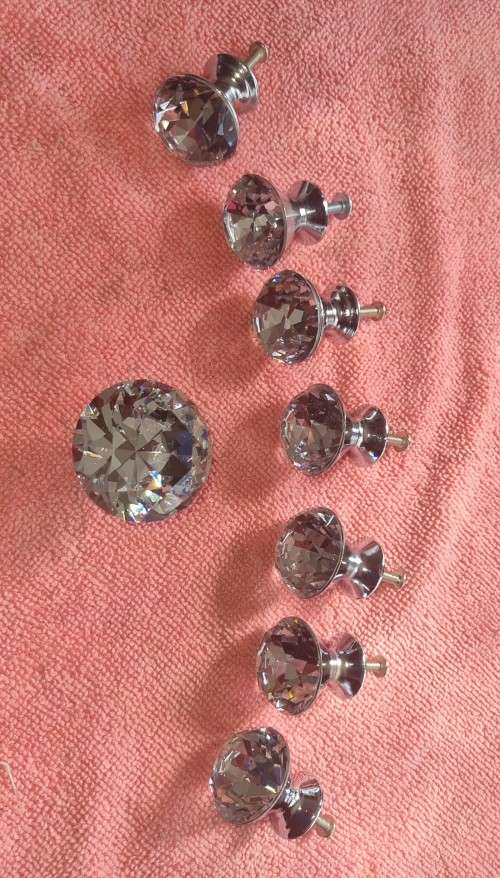 LOT OF 8 STUNNING CRYSTAL CUPBOARD/DRAWER HANDLES.