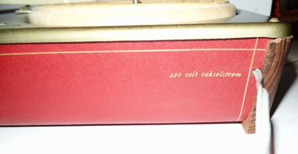 HIS MASTERS VOICE TURNTABLE PLAYER