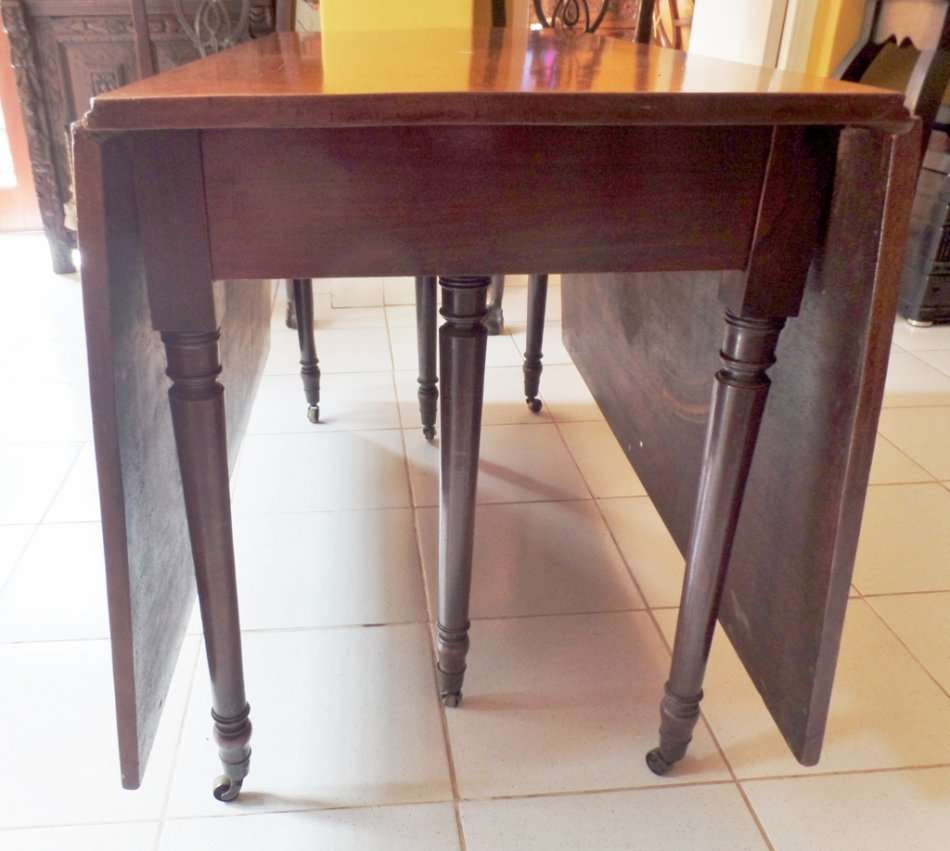 Antique Georgian mahogany gate leg drop leaf table