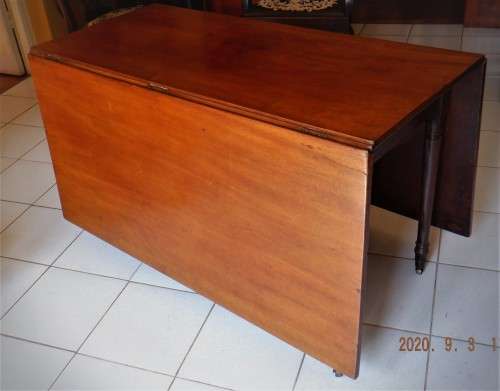 Antique Georgian mahogany gate leg drop leaf table