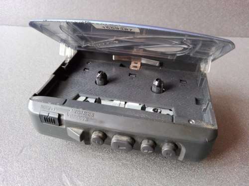 VINTAGE SONY WALKMAN PORTABLE CASSETTE PLAYER