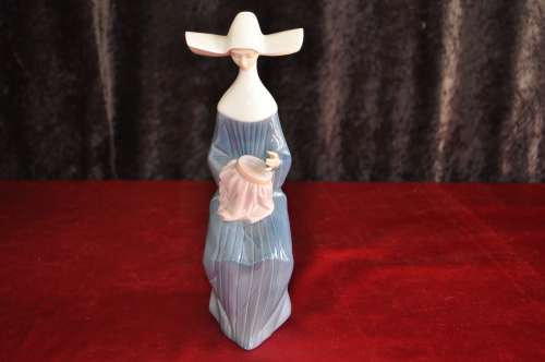 Lladro Nun Embroidering