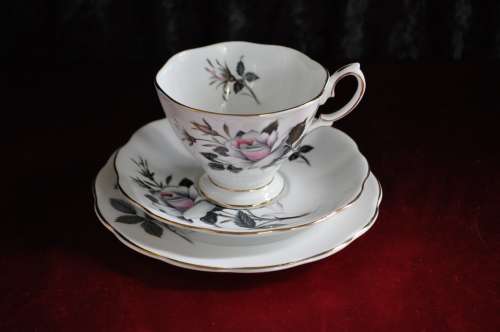 Royal Albert "Queens Messenger" 21 Piece Tea Set  --  Collections or Courier Please!!