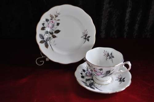 Royal Albert "Queens Messenger" 21 Piece Tea Set  --  Collections or Courier Please!!