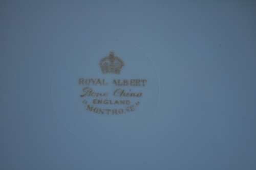 Royal Albert "Montrose" 1 x Large Cake Plate, 6 x Standard Size Cake Plates