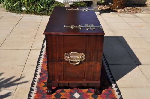 Imbuia Ball & Claw Kist --  Collections Only!!!