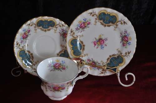 Royal Albert "Berkeley" 21 Piece Tea Set & 6 x Spoons.  ---  Collections or Courier Please!