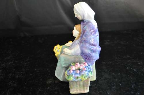 Royal Doulton Figurine Granny`s Heritage HN 2031