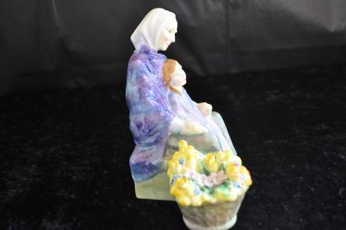 Royal Doulton Figurine Granny`s Heritage HN 2031