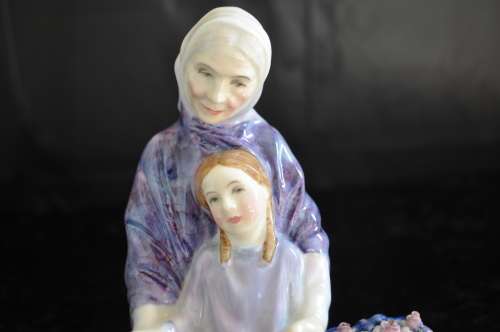Royal Doulton Figurine Granny`s Heritage HN 2031