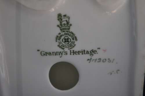 Royal Doulton Figurine Granny`s Heritage HN 2031