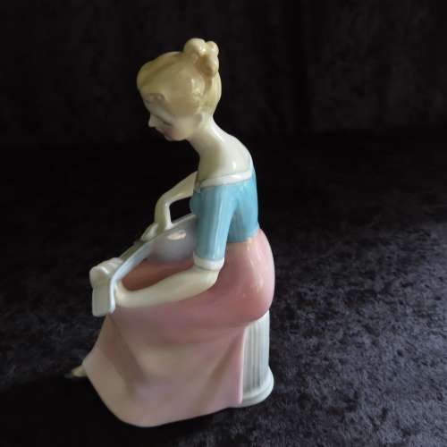 Royal Doulton Figurine Series: Teenagers "Melody" HN 2202