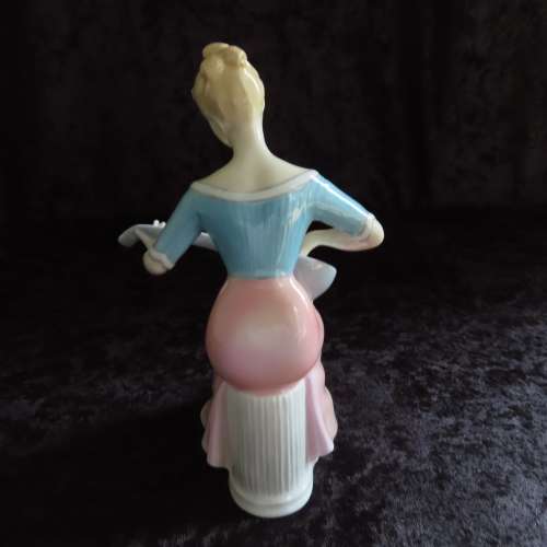 Royal Doulton Figurine Series: Teenagers "Melody" HN 2202