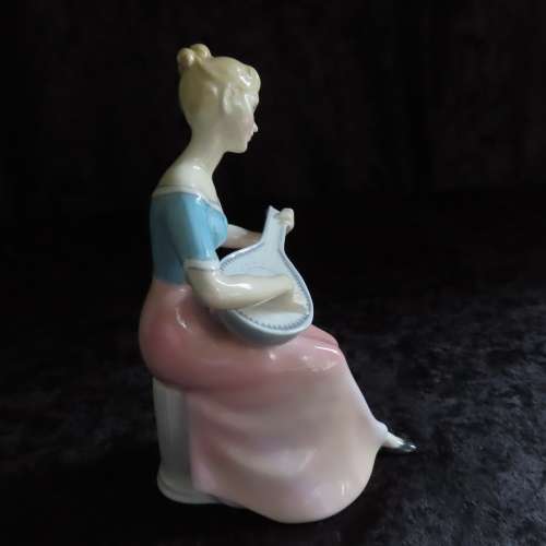 Royal Doulton Figurine Series: Teenagers "Melody" HN 2202