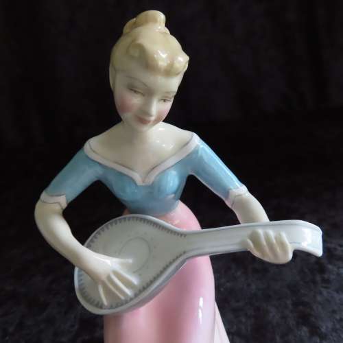 Royal Doulton Figurine Series: Teenagers "Melody" HN 2202