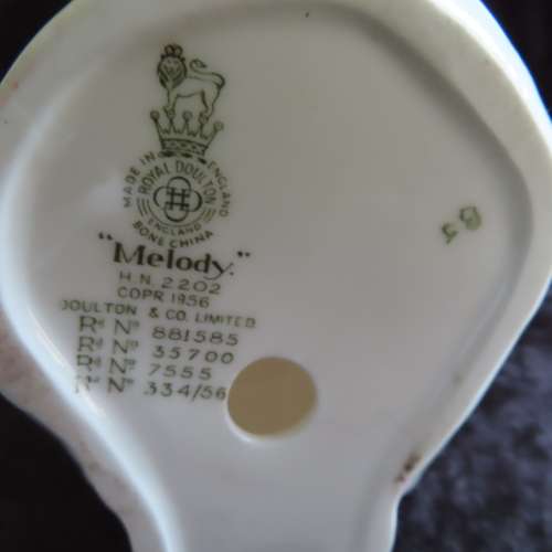 Royal Doulton Figurine Series: Teenagers "Melody" HN 2202