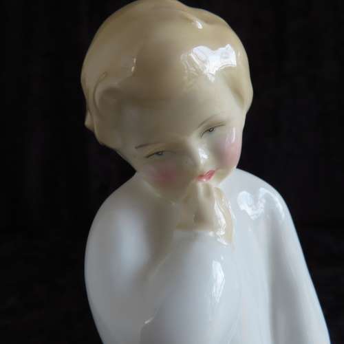 Royal Doulton Figurine "Darling" HN 1319
