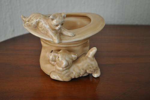 Sylvac 1484  -  Top Hat With Kitten & Puppy  Vase