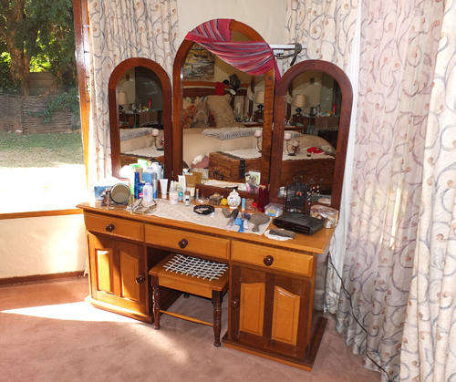 ***BARGAIN*** A beautiful solid  YELLOW AND IMBUIA wood bedroom suite.