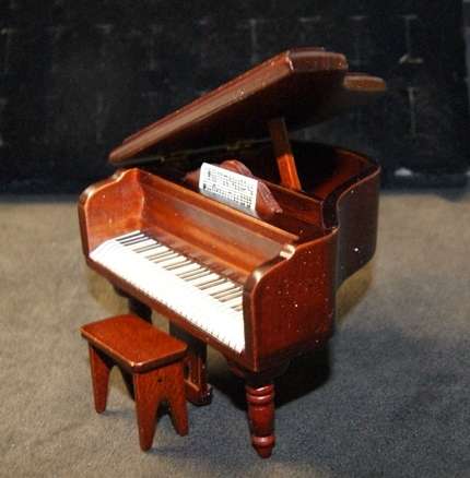GORGEOUS VINTAGE DOLLS HOUSE ACCESSORIES... GRAND PIANO WITH STOOL  @@@ CRAAZZY LOW START