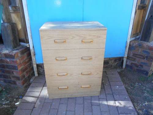 A RETRO 1970'S 4 DRAWER CHEST OF DRAWERS