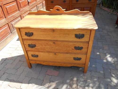 ANTIQUE OAK CHEST OF DRAWERS