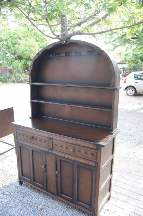A VINTAGE DARK OAK VINTAGE WELSH DRESSER...2 DOOR 2 DRAER AND TOP DISPLAY