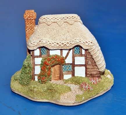 Liliput Lane Strawberry Cottage