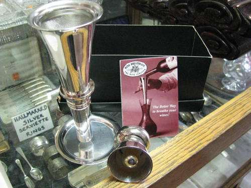 A WINE BREATHER (AERATOR) IN ORIGINAL BOX WITH INSTRUCTIONS