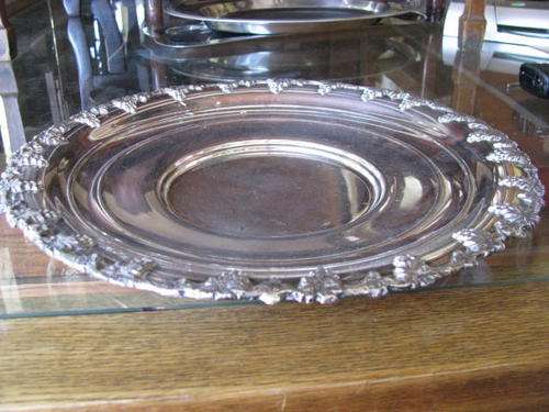 %% A GORGEOUS GRAPE PATTERNED TRAY....THE INDENT FOR GLASS BOWL AND DIP %%