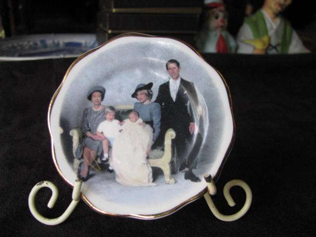 THE QUEEN , WILLIAM,  HARRY,  CHARLES AND DIANA  DISPLAY PLATE...MADE IN ENGLAND