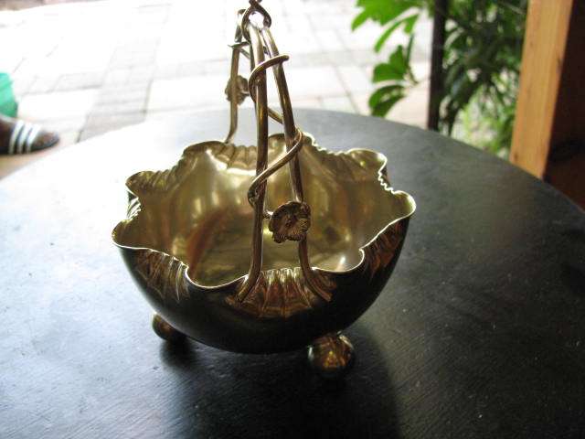 A PRETTY SUGAR BOWL WITH INTERESTING DETAIL