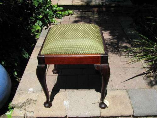 @@ A VERY OLD PIANO OR DRESSING TABLE STOOL WITH PAD FEET @@