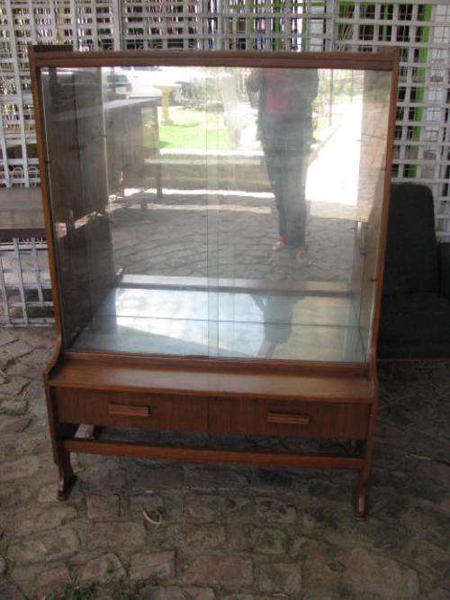 GORGEOUS RETRO 1950'S DISPLAY CABINET..... PLEASE NOTE SHELVES ARE AVAILABLE ...NOT IN PICS