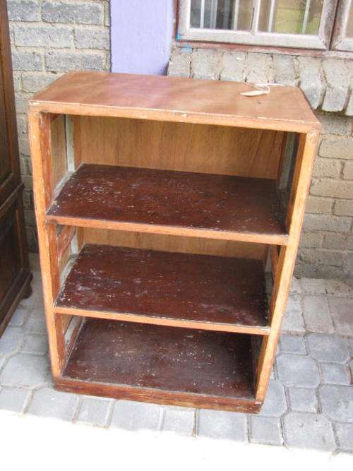 A FUNCTIONAL SMALL PROPORTIONED BOOKSHELF............ GET THOSE BOOKS IN ORDER