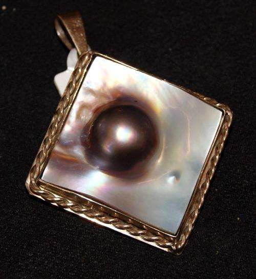 STUNNING 9ct GOLD AND LARGE MABE PEARL PENDANT (16.8g)... REDUCED